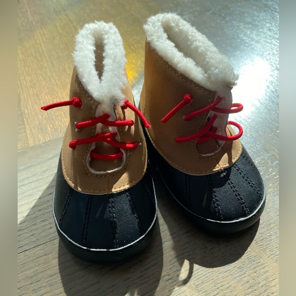 Warm Fuzzy Baby Duck Boots Size 9-12 months - Picture 1 of 5